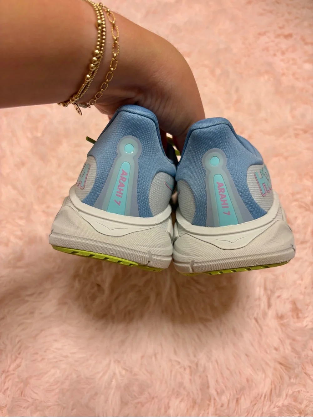 Hoka arahi blue